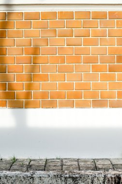 Turuncu tuğla duvar boyalı duvar ve döşeme Beyaz çimento ile bir