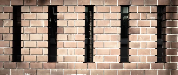 Casa muro di mattoni con spazio tra i pali — Foto Stock