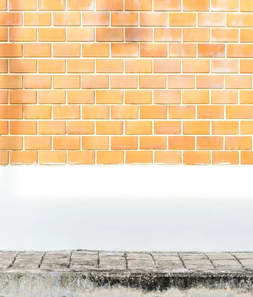 Orange brick wall with white cement painted wall and pavement an — Stock Photo, Image