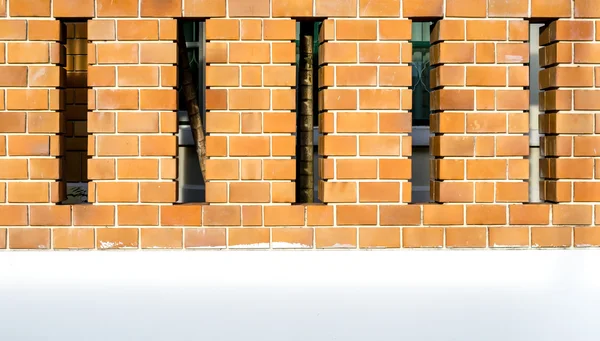 Кирпичная стена дома с местом между столбами — стоковое фото