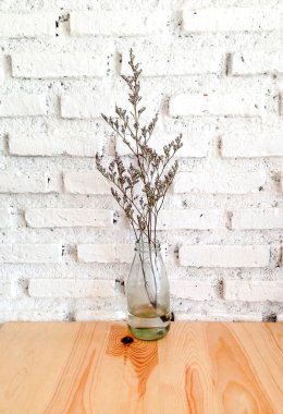 Buket cam şişe masanın üzerinde kurutulmuş lavanta