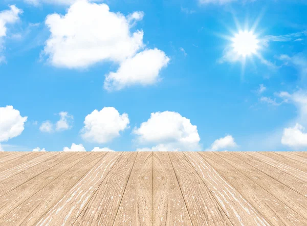 Céu com sol e piso de madeira — Fotografia de Stock