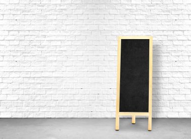 Beyaz tuğla duvar ve çimento zemin, bırakın spac menüsünde siyah tahtaya
