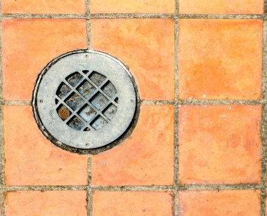 Yaşlı spot ışığı ile kare turuncu zemin fayans