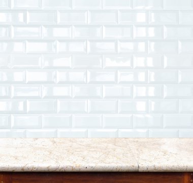 Boş masa mermer ve seramik tuğla duvar arka planda. PR