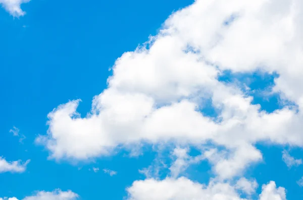 Cielo claro con nube — Foto de Stock