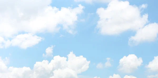 Céu claro com nuvem — Fotografia de Stock