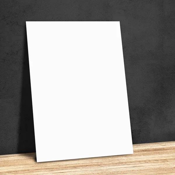 Carta bianca bianca bianca sulla parete nera e sul pavimento in legno, finto — Foto Stock