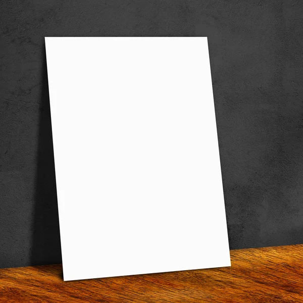 Carta bianca bianca bianca sulla parete nera e sul pavimento in legno, finto — Foto Stock