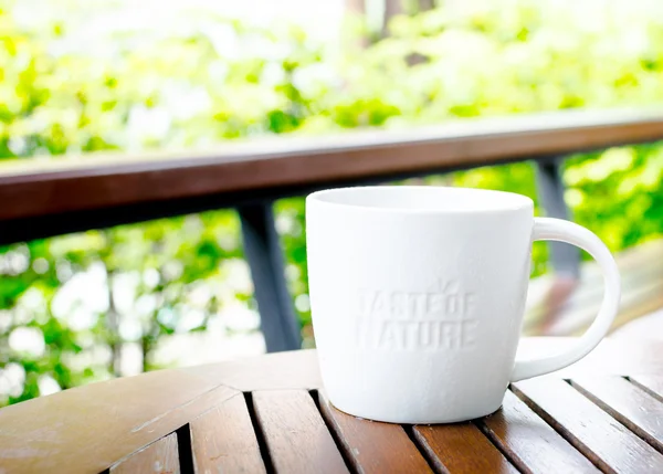 Beyaz seramik kupa kahve, "Doğanın tadını" damgası Word'le sh — Stok fotoğraf