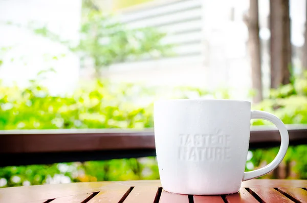 Taza de cerámica blanca con palabra de sello "Sabor de la naturaleza" en el café sh — Foto de Stock