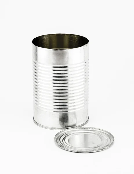 Lata de lata aberta e tampa no fundo branco — Fotografia de Stock