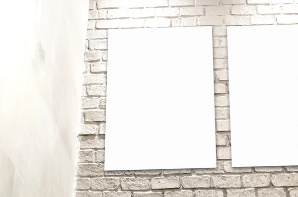 Плакат висит на стене из белого кирпича в коннере комнаты, шаблон — стоковое фото