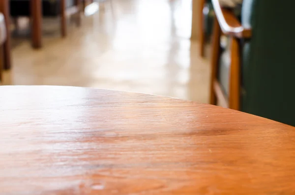 Mesa redonda de madera y fondo borroso café — Foto de Stock