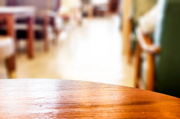 Mesa redonda de madera y fondo borroso café — Foto de Stock