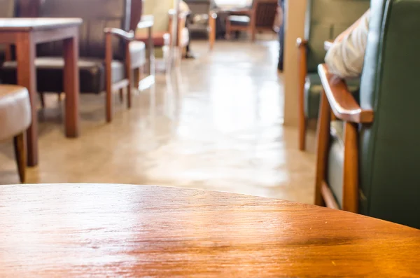 Tavolo rotondo in legno e sfondo sfocato caffè — Foto Stock