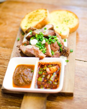 Dilim ızgara domuz eti