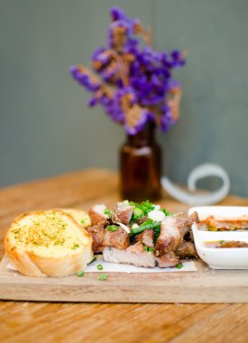 Dilim ızgara domuz eti