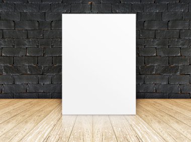 Poster çerçevesi siyah tuğla duvar