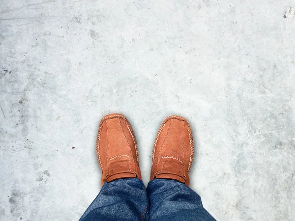 Pie de pie sobre suelo de hormigón , — Foto de Stock