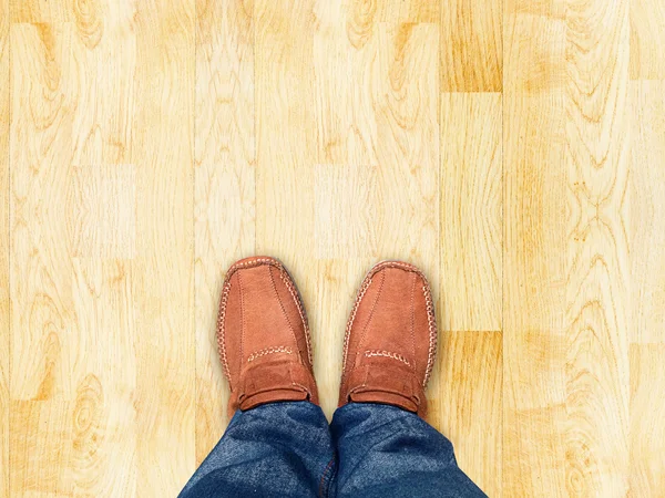 Pie de pie sobre parquet de madera piedra de arena — Foto de Stock