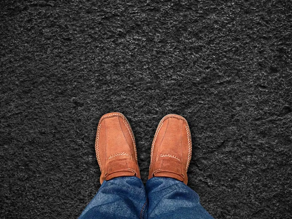 Pie de pie sobre piedra de arena negra — Foto de Stock