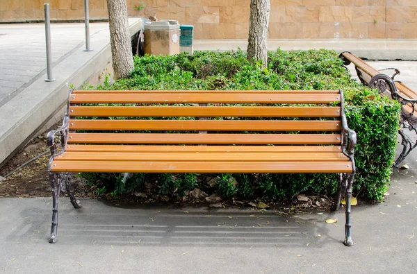 Orangefarbene Bank im Park — Stockfoto