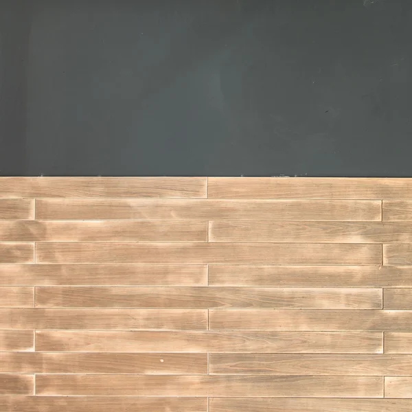 Tavola di legno con parete di pittura nera — Foto Stock