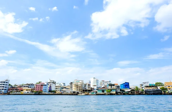 Bangkok, thailand-juli 24: chao phraya flusslandschaft mit — Stockfoto