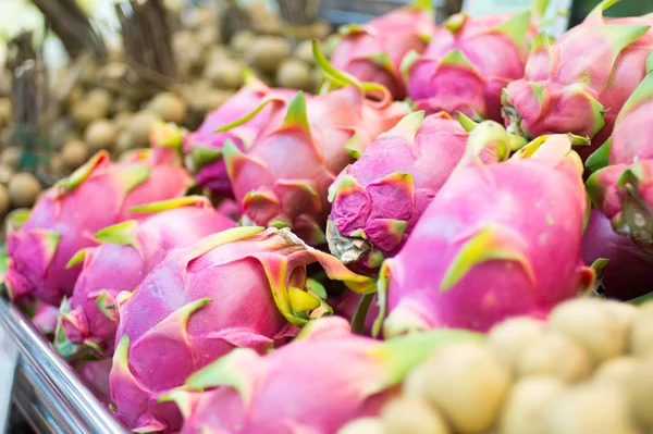 Frutas de dragón en el estante en el supermercado — Foto de Stock