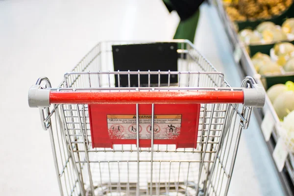 スーパーマーケットのショッピングカート — ストック写真