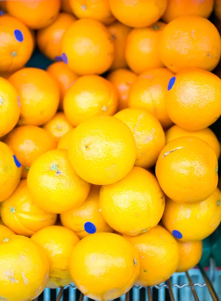 Orangen im Einkaufswagen — Stockfoto