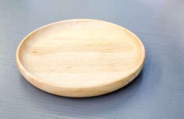 ahşap plaka gri tablo üzerinde