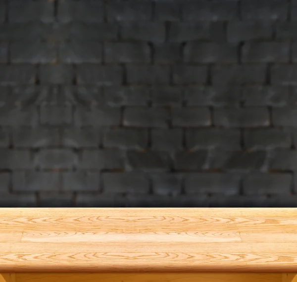 Mesa de madeira e parede de tijolo — Fotografia de Stock