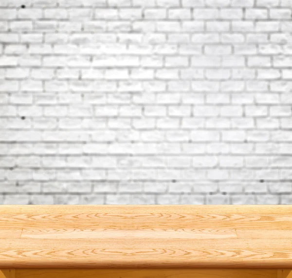 Mesa de madera vacía y pared de ladrillo blanco — Foto de Stock