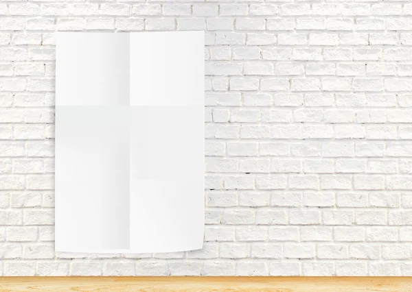 Papel colgando la pared de ladrillo blanco — Foto de Stock