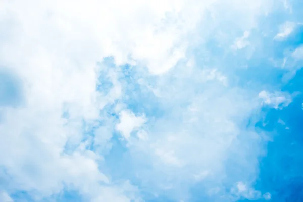 Céu azul com nuvens — Fotografia de Stock