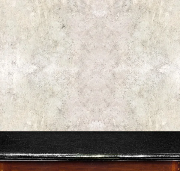 Мраморный стол с бетонной стеной  , — стоковое фото