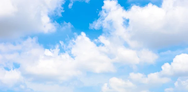 Nuage avec beau ciel bleu — Photo