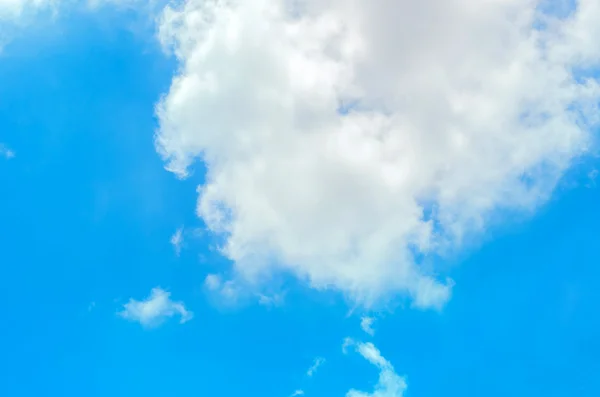 Nuage avec beau ciel bleu , — Photo