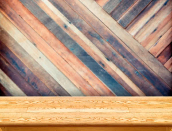 Mesa de madera en tablón colorido borroso — Foto de Stock