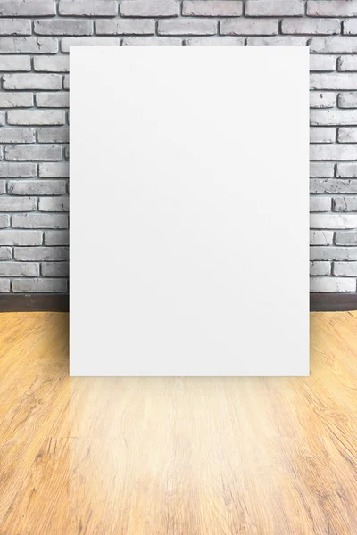 Affiche blanche à vide perspective intérieure avec mur de briques et w — Photo