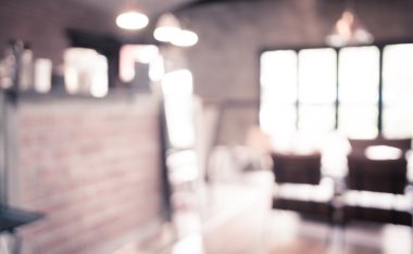 Kafenin arka planı bulanık.