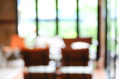 Kafenin arka planı bulanık.