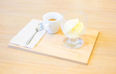 ahşap masa olarak buzlu kahve