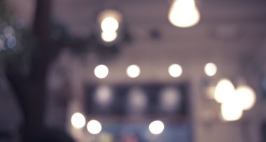 Kafenin arka planı bulanık.