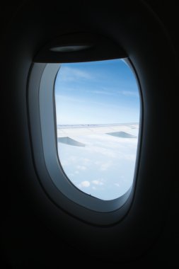 Uçak pencereden bakıyor