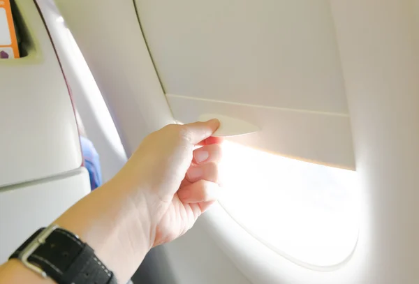 Mano Abrir la ventana del avión —  Fotos de Stock