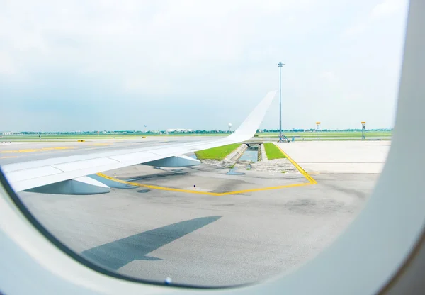 Guardando attraverso il finestrino dell'aereo — Foto Stock