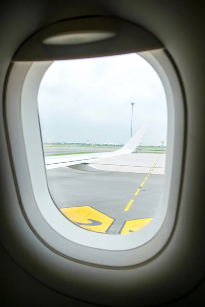 Κοιτάζοντας μέσα από το παράθυρο του αεροπλάνου — Φωτογραφία Αρχείου